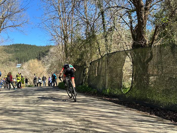 Txirrindulari gazteek erloju 27 1771856285407