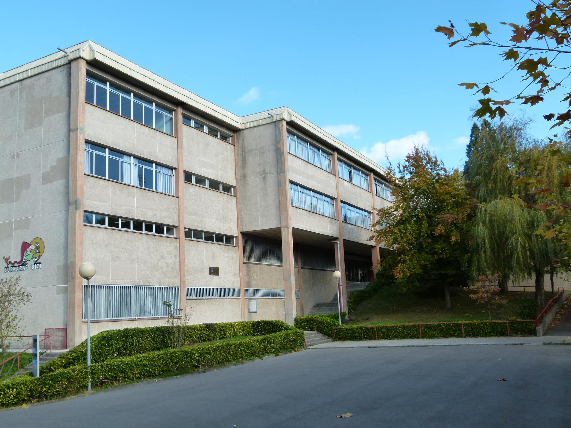 Matematika eta fisika-kimika irakasle lanpostu eskaintza Laudio Ikastolan