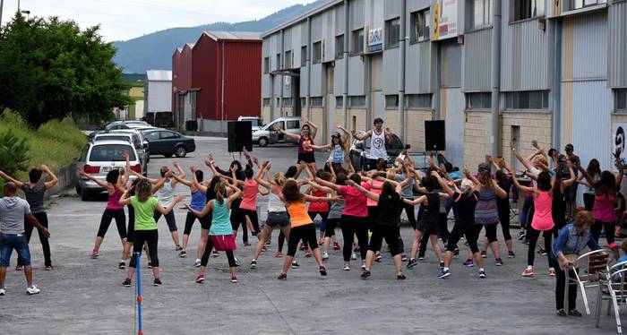 Zumba dantzatzeko elkartu zi 5 1498479669395
