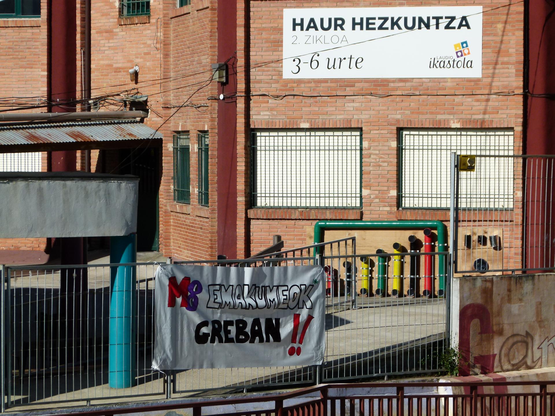 Laudio Ikastolako emakumeek bat egin dute Martxoak 8ko greba feminista deialdiarekin