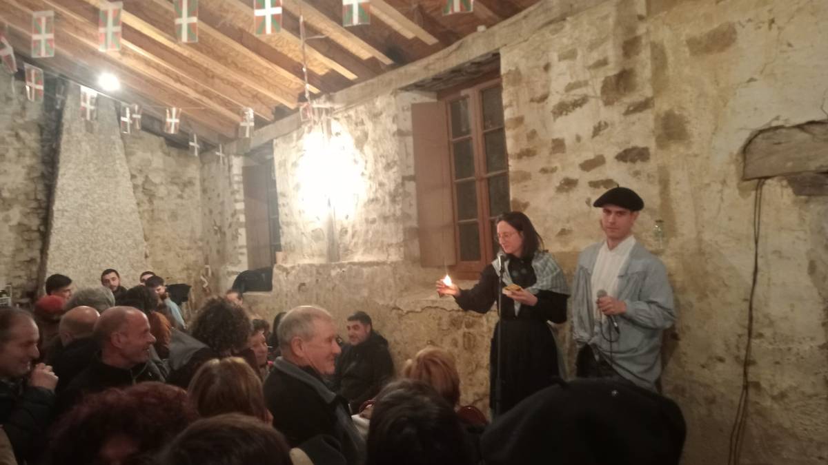 Pospoloen suarekin eta jaiarekin egin diote aurre Baranbion hotzari, San Anton ospatzeko