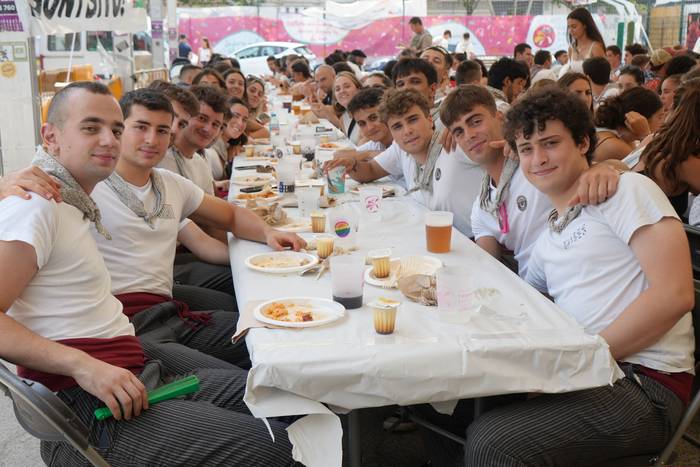 Ehunka lagunek egin dute bat 1 1755422993805