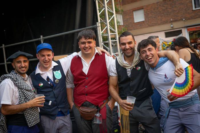 Festa-giro goria piztu du La 9 1755256939055