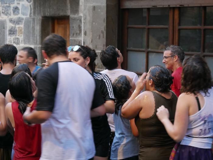 Ura eskatzen zeharkatu dute  76 1536437653454