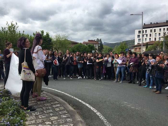 Aiaraldeko mugimendu feministaren epaitegiko protesta