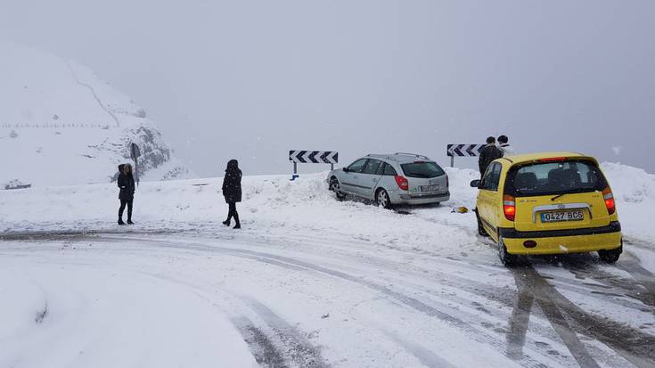 Urduñako mendatean harrapatutako auto bat erreskatatu dute Babes Zibileko kideek