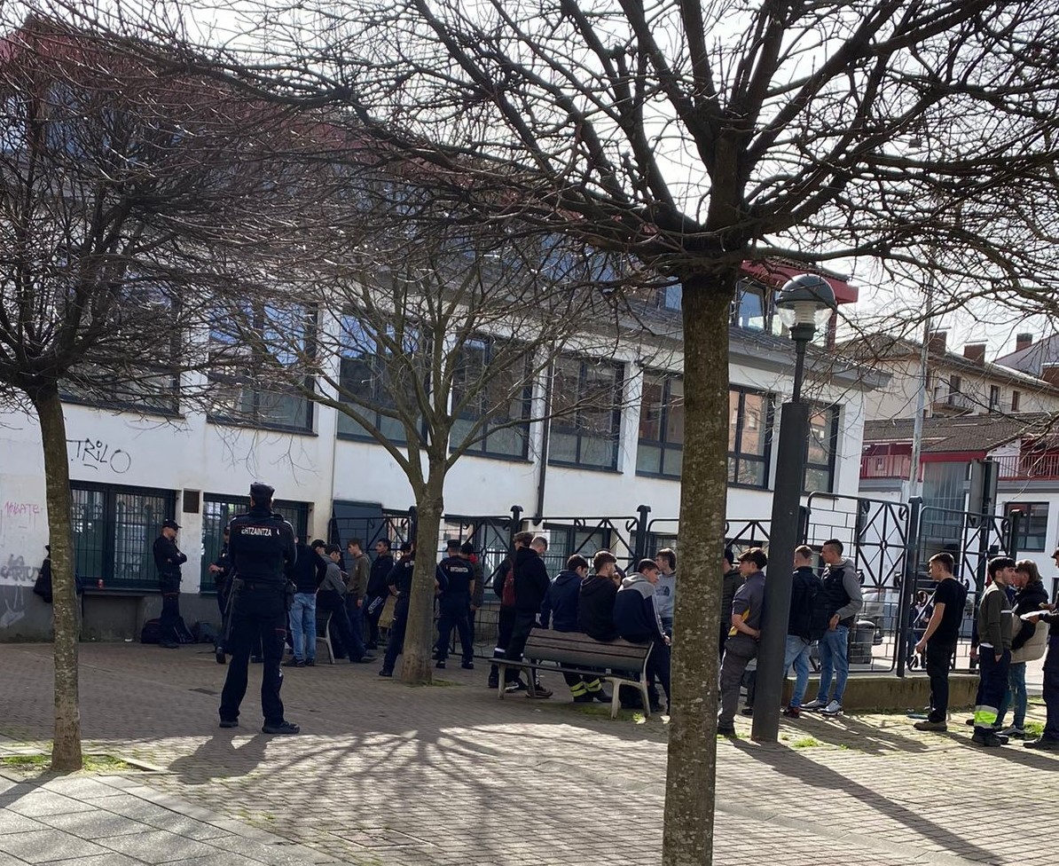 Drogen kontrako esku hartze berria egin zuen atzo Ertzaintzak Laudioko Lanbide Heziketako inguruetan