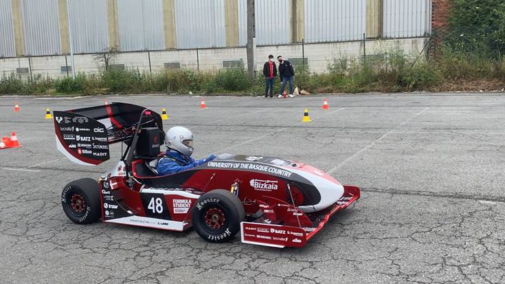 Formula Student Bizkaia taldeko kideek auto berria probatu dute Laudion