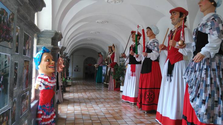 Bihotza Konpartsak buruhandi eta erraldoien erakusketa egingo du Otxomaioetan