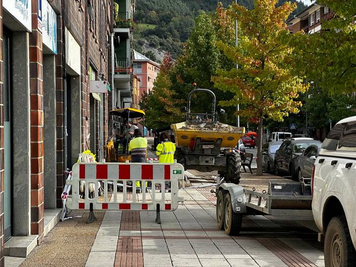 Ur-tutuaren hausturaren eragina jasan duten etxebizitzek gaur arratsaldean berreskuratuko dute ur-hornidura