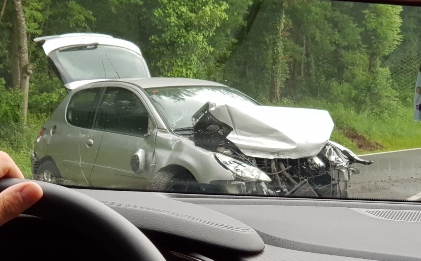 Altubeko bidean auto bat errepidetik atera da eta trafikoa motela da
