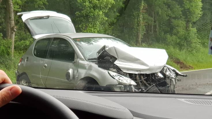 Altubeko bidean auto bat errepidetik atera da eta trafikoa motela da