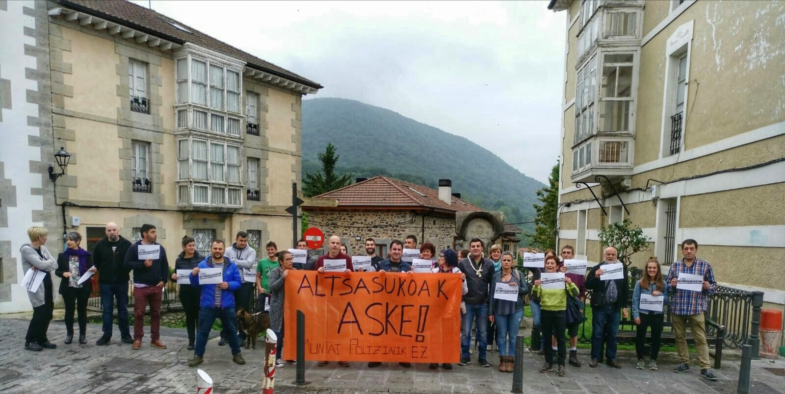 Altsasuko gazteen aurkako epaia salatzeko elkarretaratzea egin dute Artziniegan