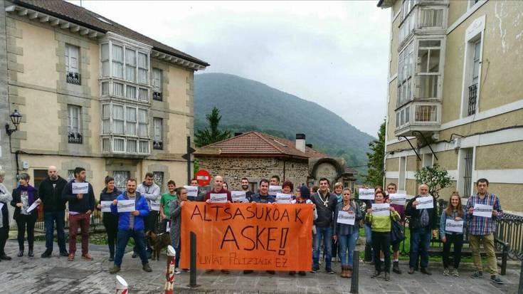 Altsasuko gazteen aurkako epaia salatzeko elkarretaratzea egin dute Artziniegan