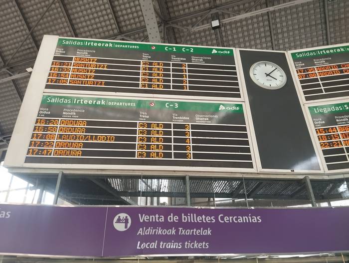 Eusko Jaurlaritzak C-3 lineako trenen kopurua %30ean murriztu duela salatu dute erabiltzaileek