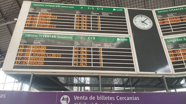 Eusko Jaurlaritzak C-3 lineako trenen kopurua %30ean murriztu duela salatu dute erabiltzaileek