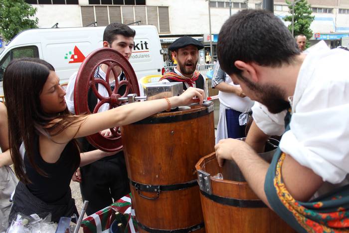 Sokatik tiraka itzuli dira j 2 1503500155169