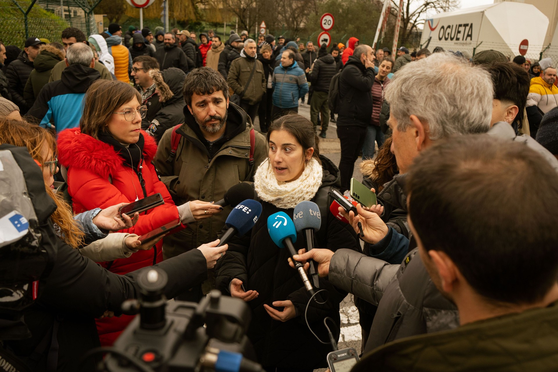 Iritzi kontrajarriak Guardianen labearen itzalketaren inguruan: Langileak “abandonatuta eta engainatuta” sentitzen dira, baina Foru Aldundiak dio balizko inbertsoreen oniritzia duela prozesuak
