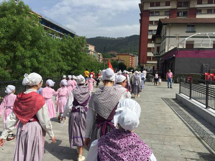 Ehunka dantzari eta ikusle b 20 1524460890676