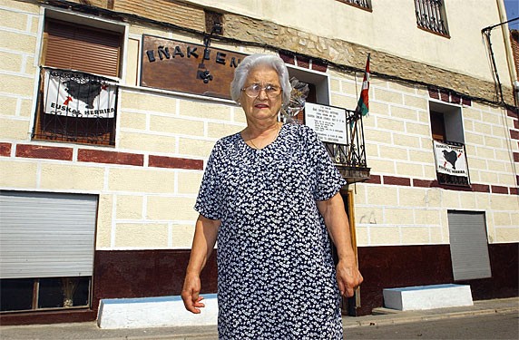 Senide nagusiei gorazarrez, bihotzetik