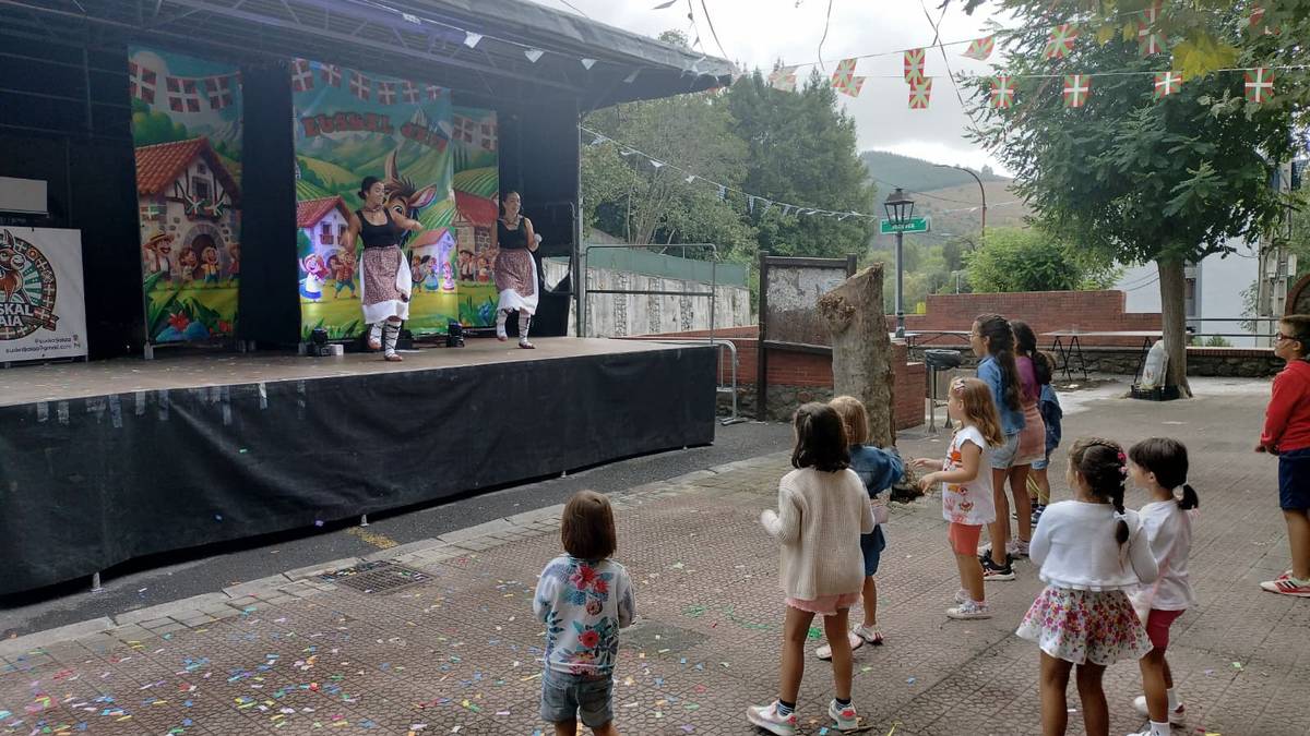 Bi eguneko festa egin dute Atxetan, udari agur esateko