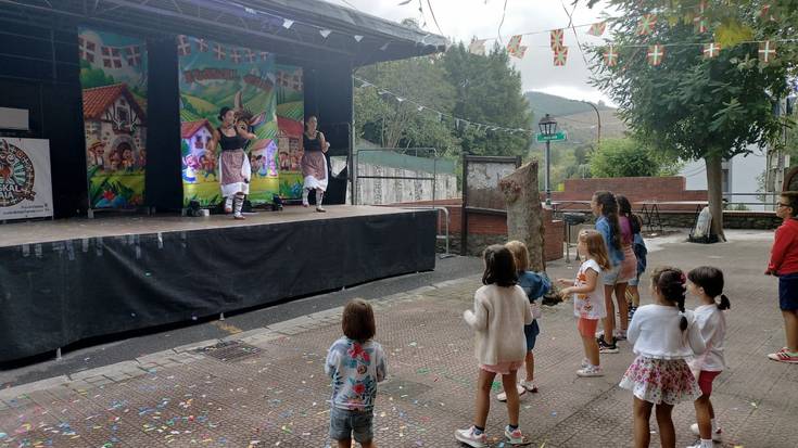 Bi eguneko festa egin dute Atxetan, udari agur esateko