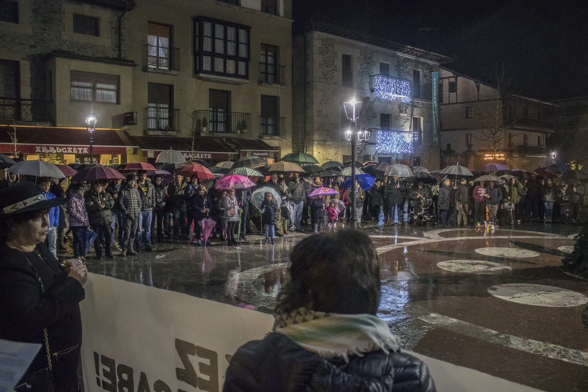 Gizonezko batek jarrera matxistekin jazarri ditu Orozkoko zenbait emakume, eta erasoak salatzeko mobilizazioa deitu dute