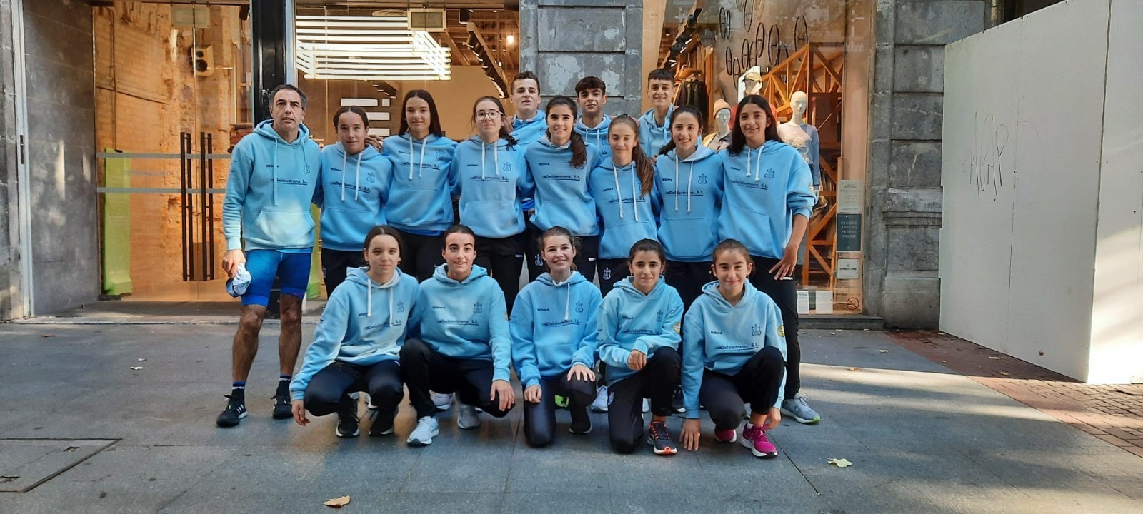 Markaz marka dabiltza Laudio Atletismoko korrikalariak