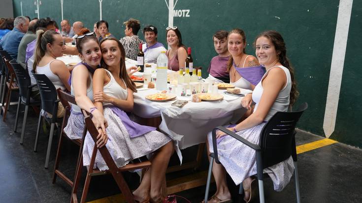 Kuadrillen eguna berreskuratu dute Okondon, eta frontoia bete dute bazkalorduan
