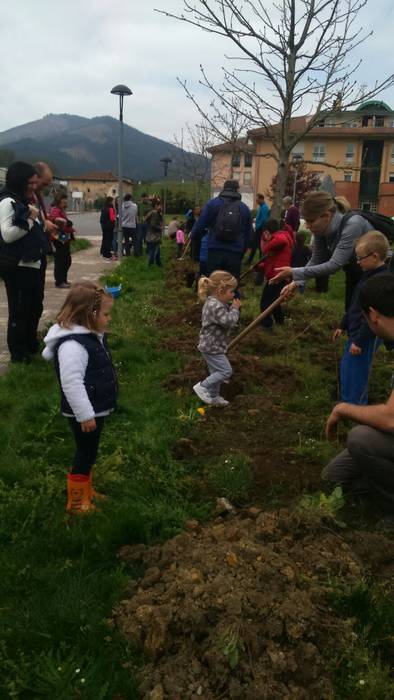 Elkarrekin aritu dira haur e 3 1489961251978