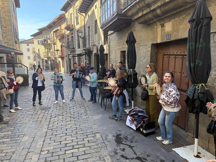 Trikitilari eta panderojole  11 1771781911369