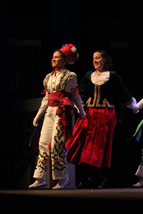 Eskualdeko ehundik gora dantzari eta musikarik koloreztatu zuten Amurrio Antzokiko oholtza - 88