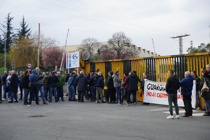 Laudioko fabrikako 171 beharginak kaleratzeko espedientea aurkeztu du Guardianek, sindikatuen protesten artean