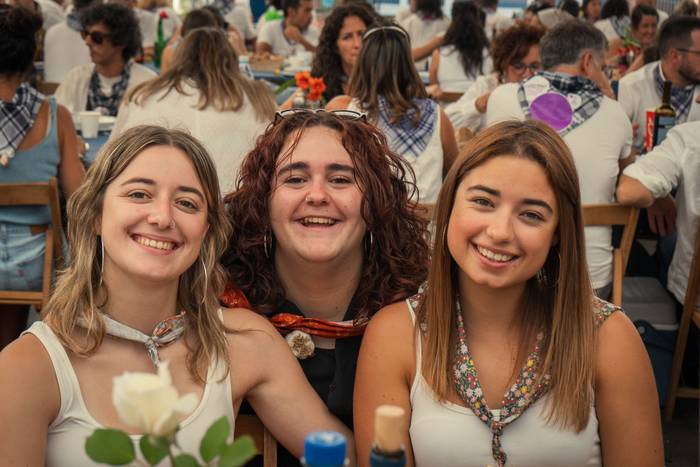 Ehunka lagun bildu dituzte j 90 1757018571829