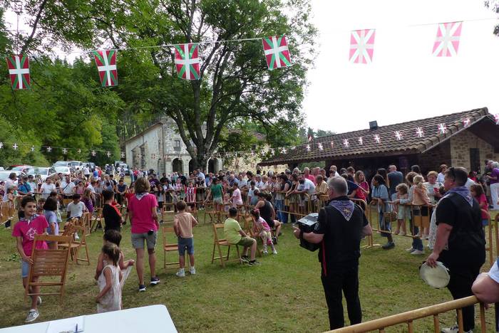 Andra Mari Zuriaren jaiak je 5 1754900915821