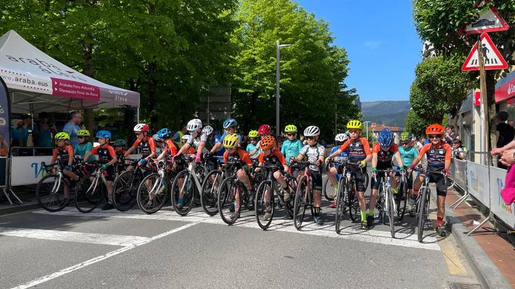 Eskolarteko txirrindulari gazteek hartu zuten atzo arratsaldez Amurrio