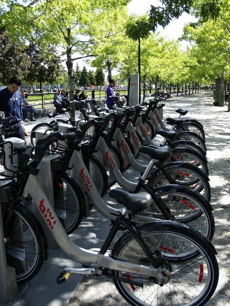 Ibilgailu hibrido bat eta bizikleta elektriko bi erosi ditu Udalak