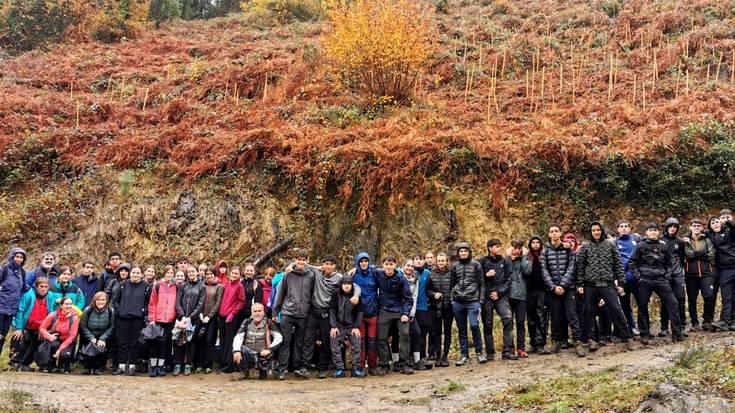 Eguraldia petrala izan arren, Zaraobeko ikasleek hitza bete eta zuhaitzak landatu zituzten atzo Arrankudiaga-Zollon