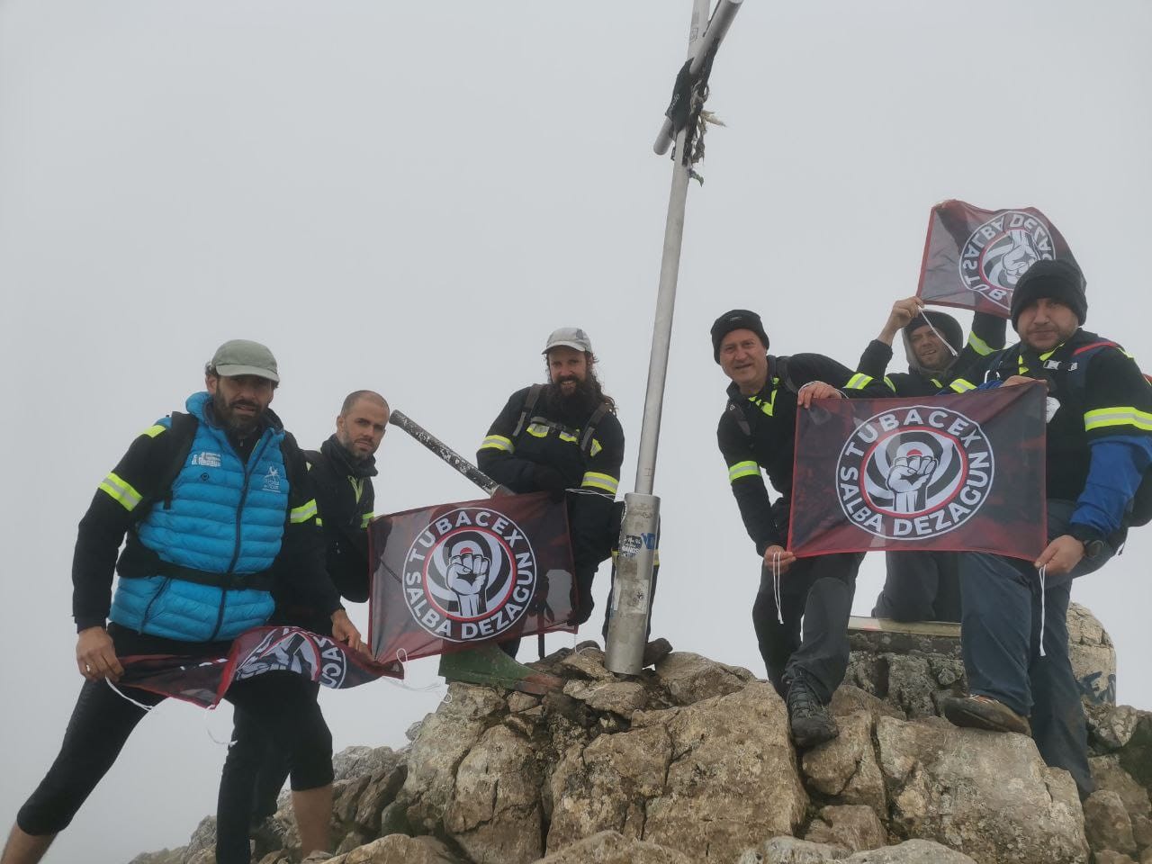 Aizkorriko tontorreraino eraman dute Tubacexeko langileen aldeko aldarria eta aste honetan Bilbora eta Gasteizera itzuliko dira