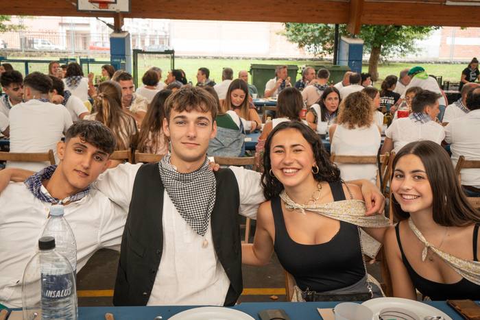 Ehunka lagun bildu dituzte j 117 1757018664403