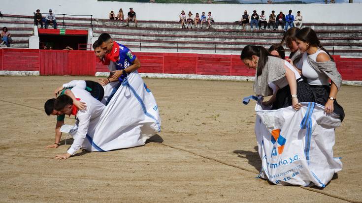 Zezen plaza joko-zelai bilakatu dute gazteek Urduñan
