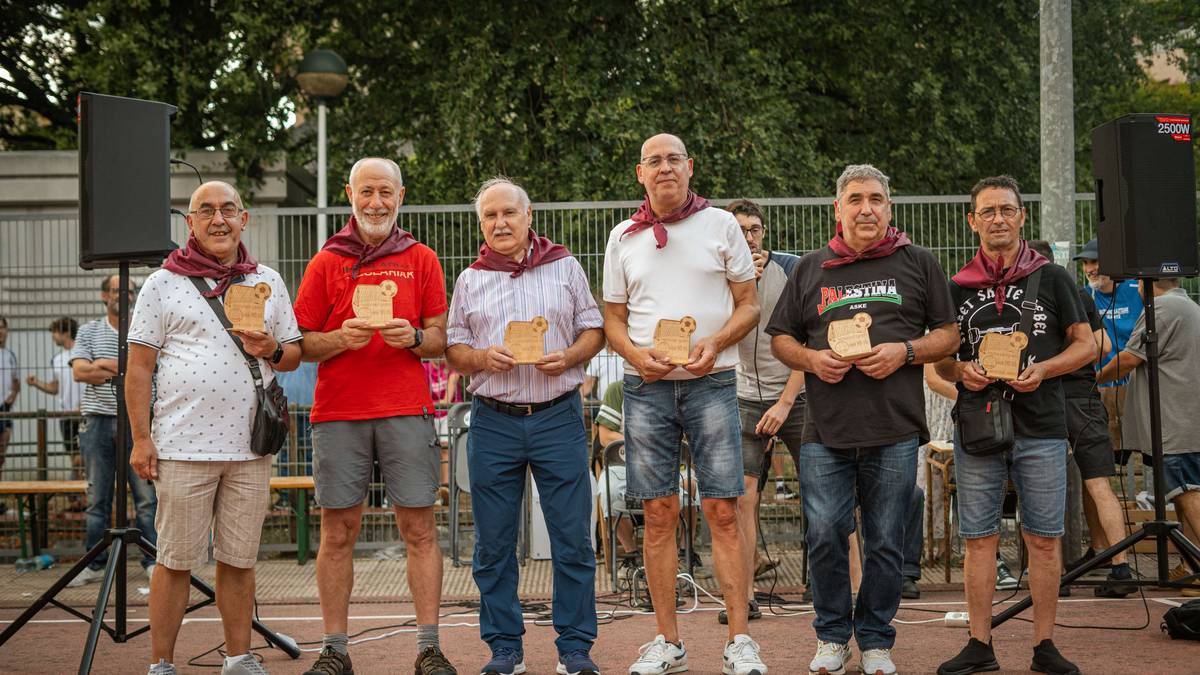 Futbol torneoko kideak eta auzoko nagusiak omenduta hasi dituzte Ugarteko Jaiak
