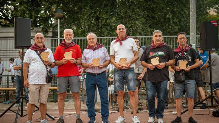 Futbol torneoko kideak eta auzoko nagusiak omenduta hasi dituzte Ugarteko Jaiak