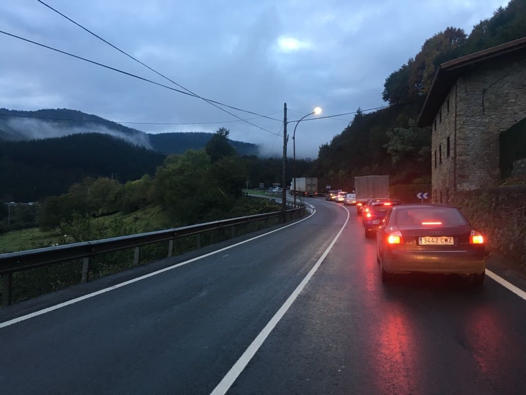 Zauritu bat eraman dute ospitalera, auto istripua izan ostean