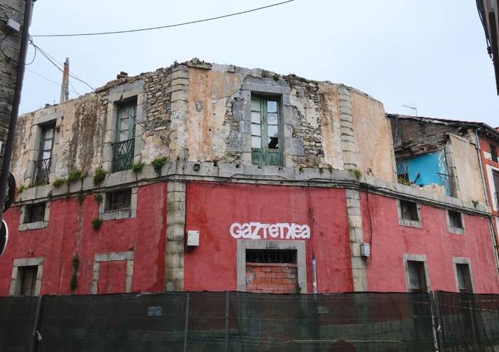 Urduñako Gaztetxe ohia eraisteari ekin diote