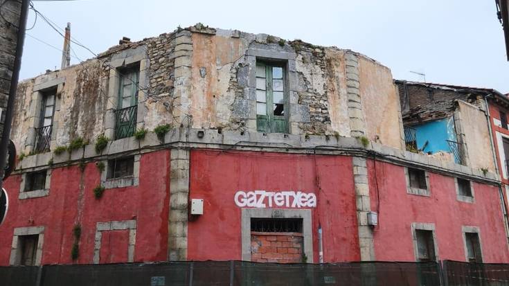 Urduñako Gaztetxe ohia eraisteari ekin diote