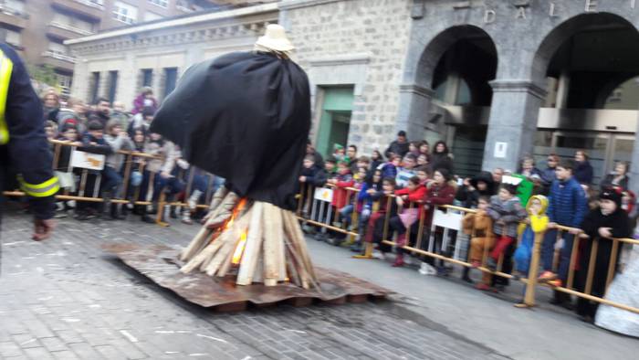 Suak agurtu zituen Aratustea 25 1488369052303