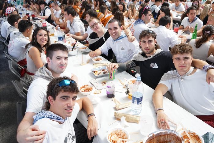 Jendetza batu da kuadrillen  13 1756401771161