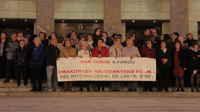 Ehunka lagun bildu dira esku 3 1489000859617