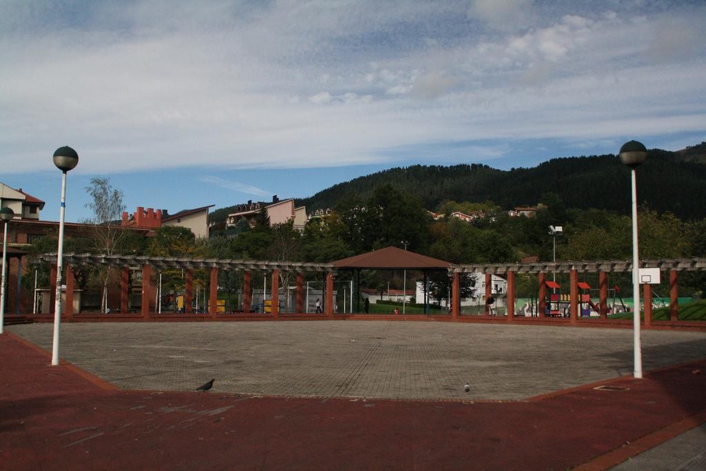Udala eta auzokideak elkarlanean erabakitzen daude Ugarteko plazen arteko loturari buruz